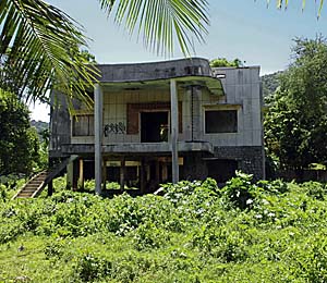 Abandoned French Villa in Kep by Asienreisender